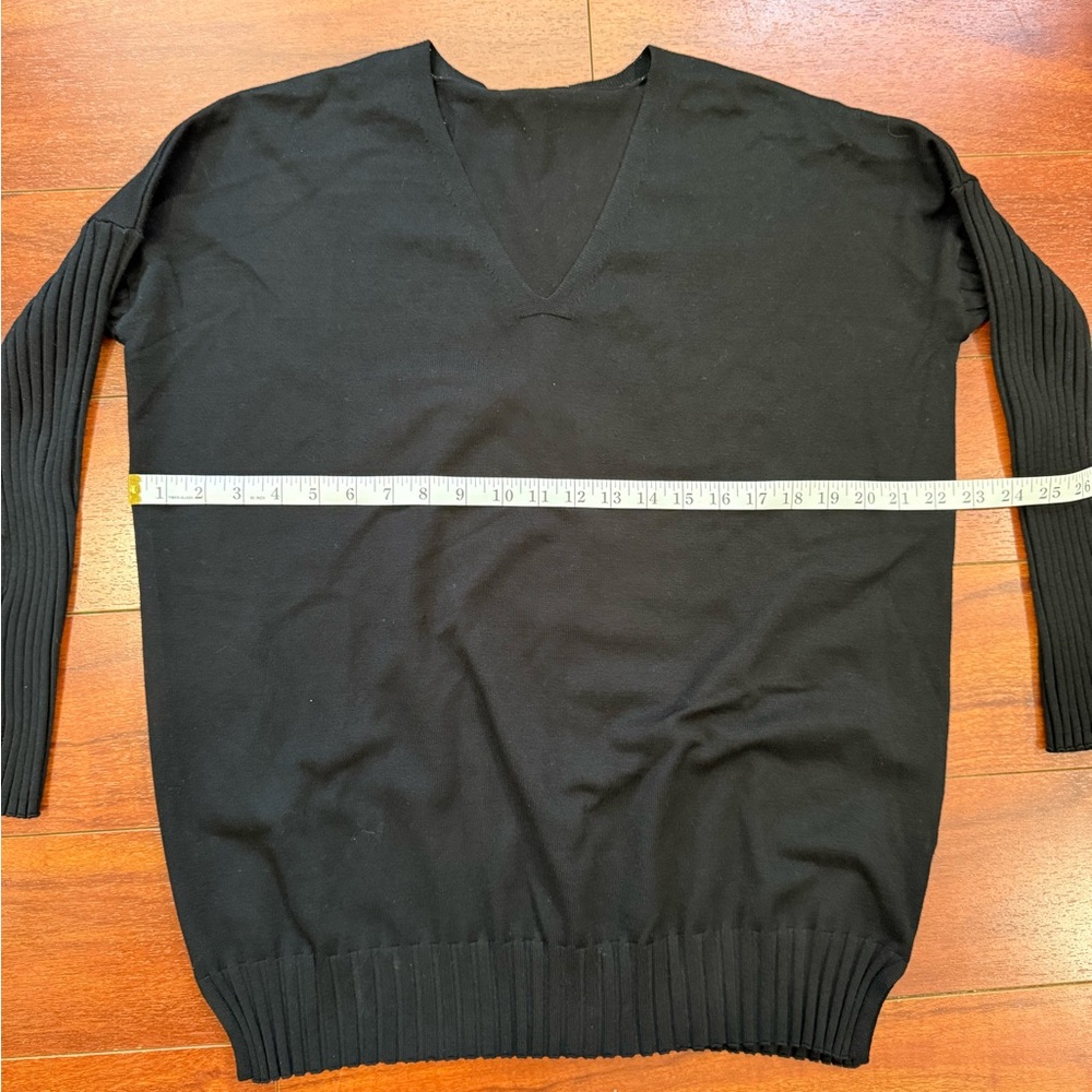 Black V-Neck Sweater with Relaxed Fit and Ribbed Sleeves - Picture 7 of 9